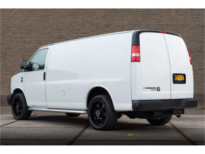 Chevrolet Express Image 4